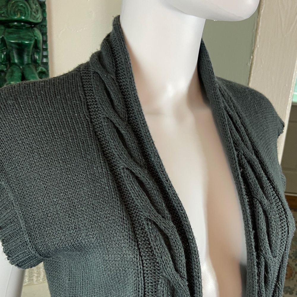 3/$12 Vintage Red Paint y2k shrug Cable Knit Open Front Sweater Vest Gray Medium - Picture 4 of 8